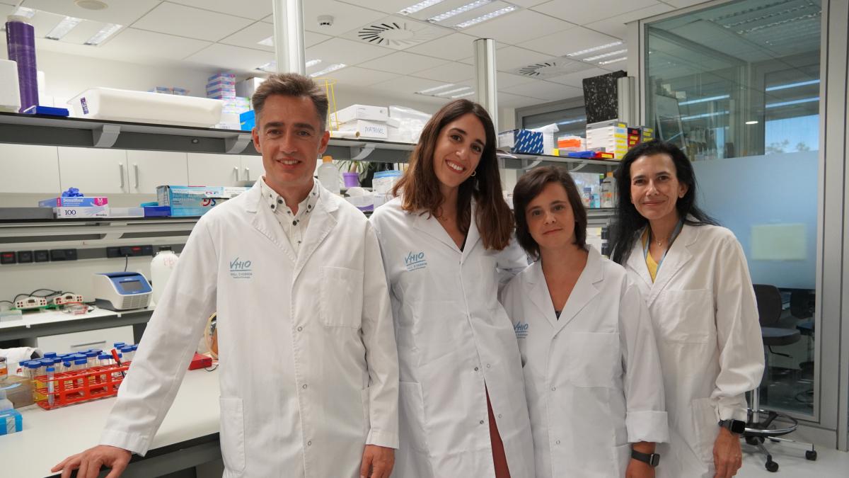 L'equip investigador liderat pel cap del Grup de Cèl·lules Mare i Càncer del VHIO, el doctor Hector G. Palmer i la investigadora sènior del mateix grup, la doctora Isabel Puig. Al centre de la imatge, les investigadores Estefania Cuesta i Cándida Salvans.