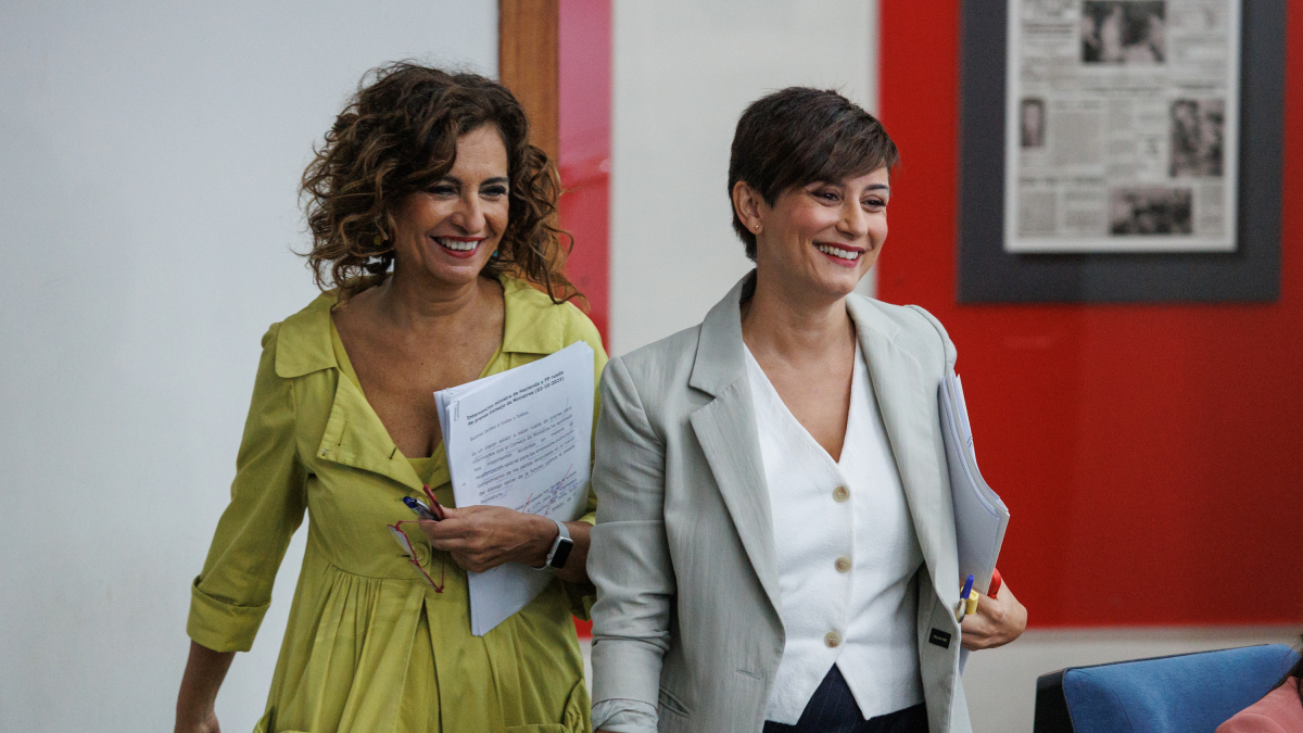 La vicesecretaria general del PSOE y ministra de Hacienda en funciones, María Jesús Montero (i), y la ministra Portavoz del Gobierno, Isabel Rodríguez (d), a su llegada a una rueda de prensa posterior a la reunión del Consejo de Ministros,