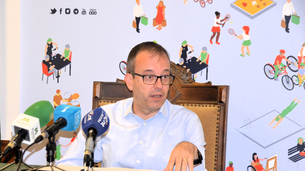 El alcalde de Mollerussa, Marc Solsona, durante una rueda de prensa este martes en el ayuntamiento