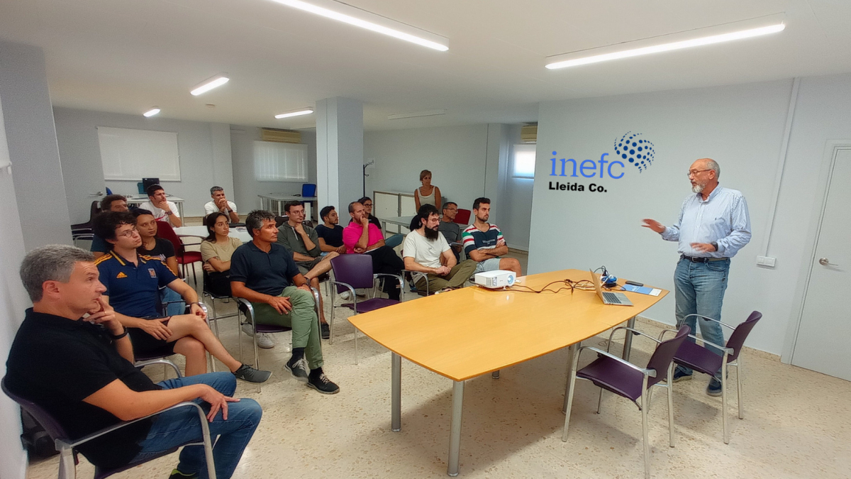 Antoni Piñol es dirigeix a alumnes i exalumnes de l’Inefc Lleida, a més del seu director Xavier Peirau. - CEEI LLEIDA