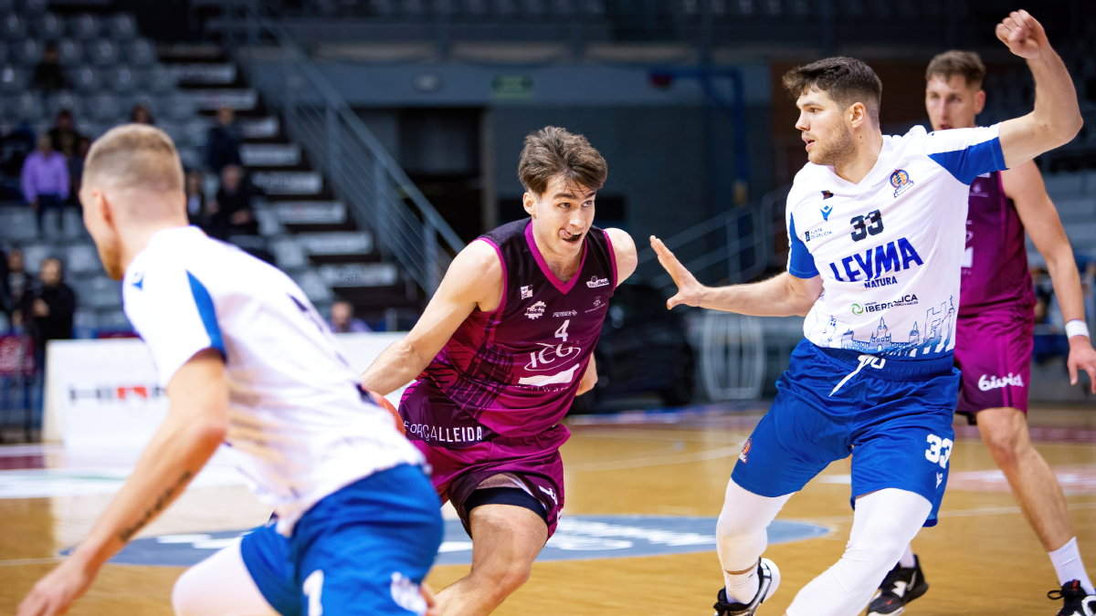 Djordje Simeunovic, con el dorsal 33, defendiendo a Rafa Villar en un partido de la temporada pasada.