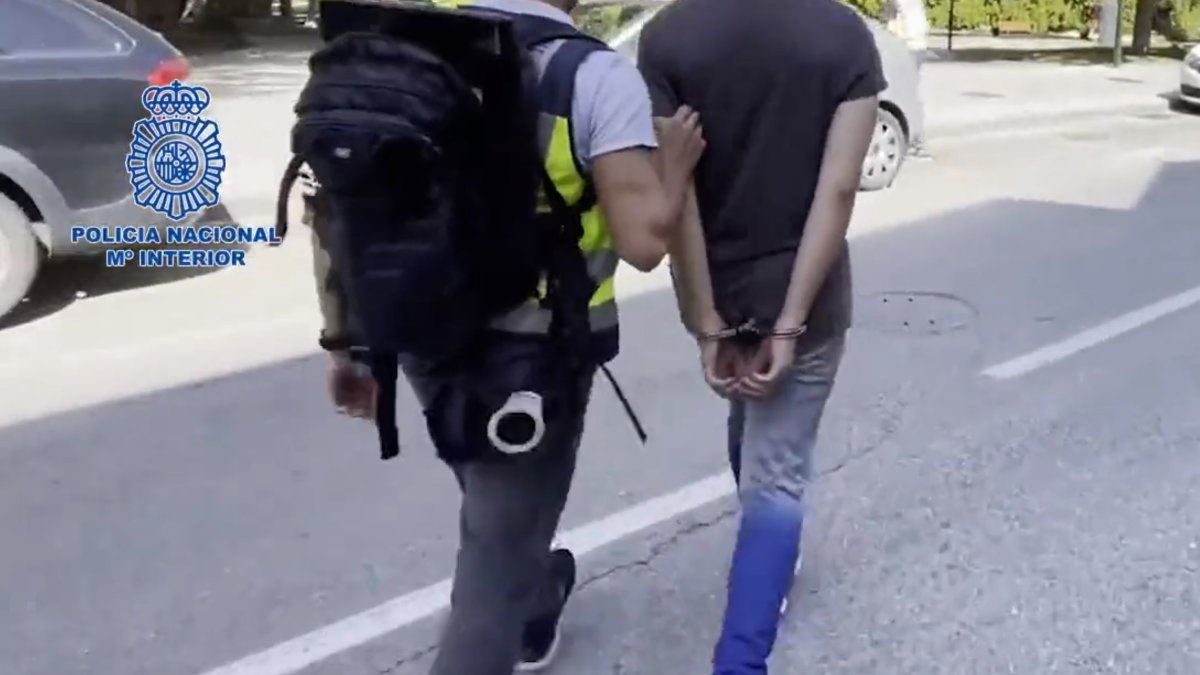 La Policia Nacional acompanya l’home després de la detenció. - POLICIA NACIONAL