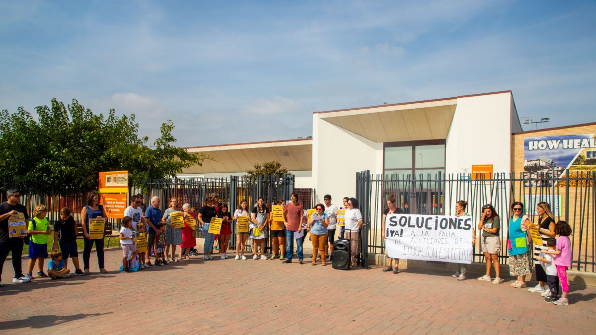 La movilización de familias de alumnos del María Moliner de Fraga ayer a mediodía. - GERARD HOYAS