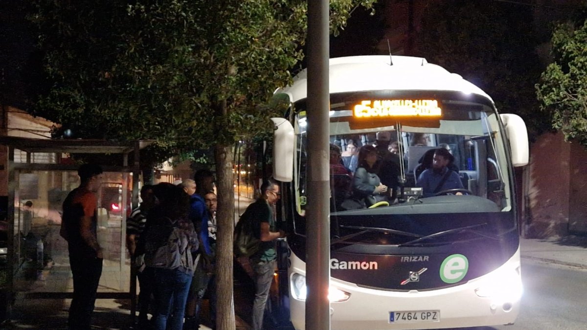 El comboi de la línia d’Almacelles en direcció a Lleida ahir a les 6.45 hores del matí. - A. A.