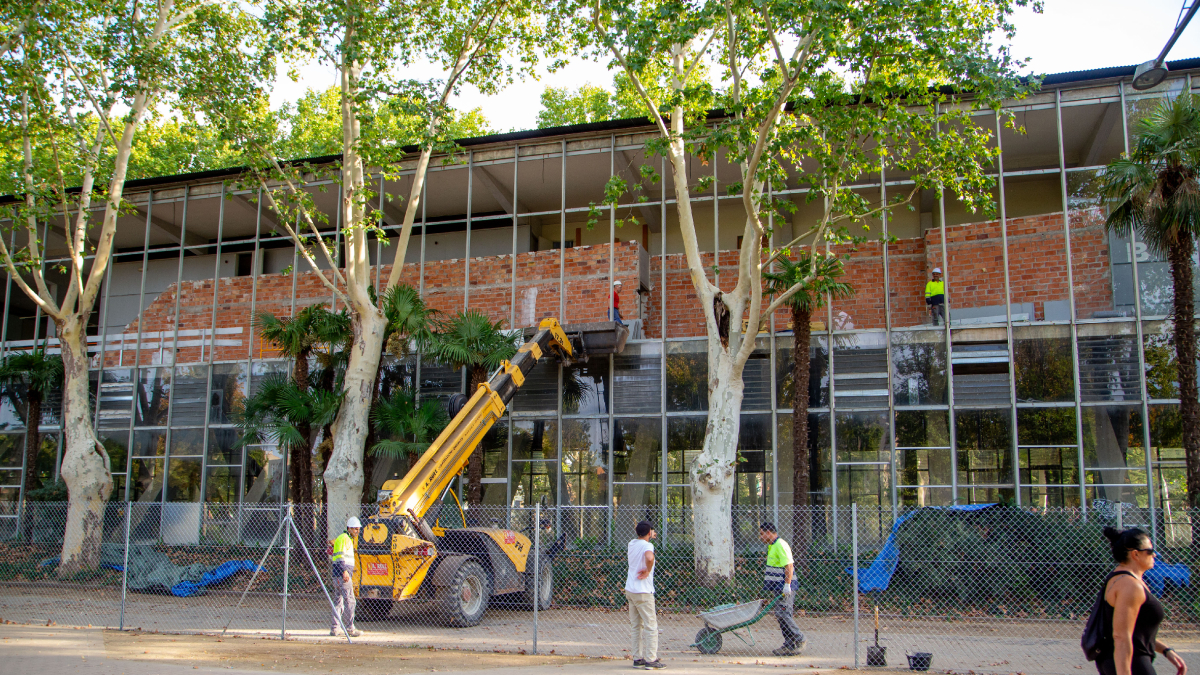 Una de les façanes del Palau de Vidre sense les característiques vidrieres, ahir. - JORDI ECHEVARRIA