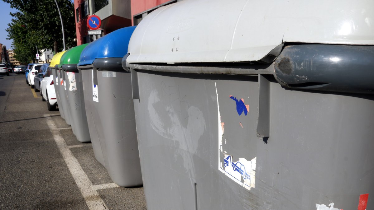 Una illa de contenidors de recollida selectiva al carrer Camp de Mart de Lleida.