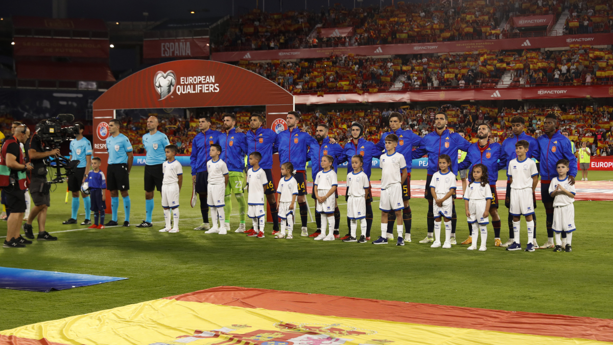 Els jugadors de la selecció espanyol escolten l’himne en una imatge d’arxiu.