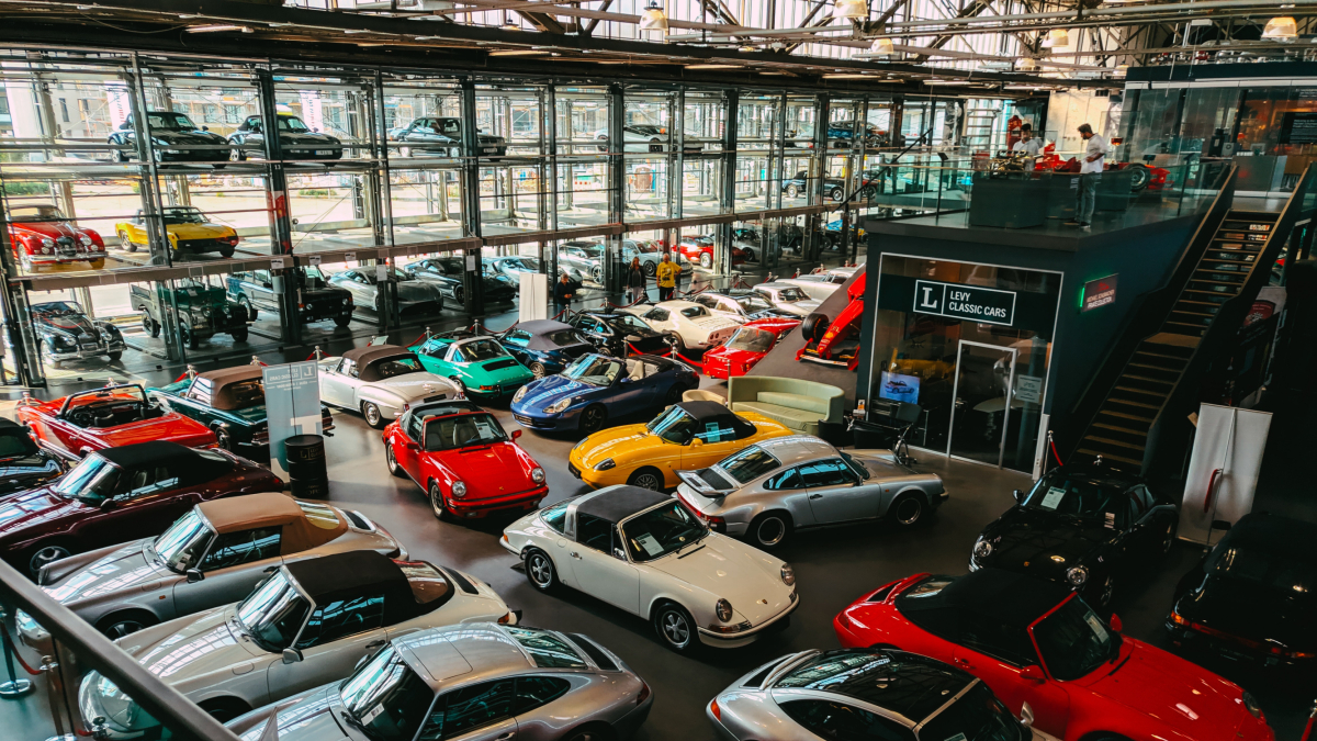 Imagen de archivo de un concesionario de coches.