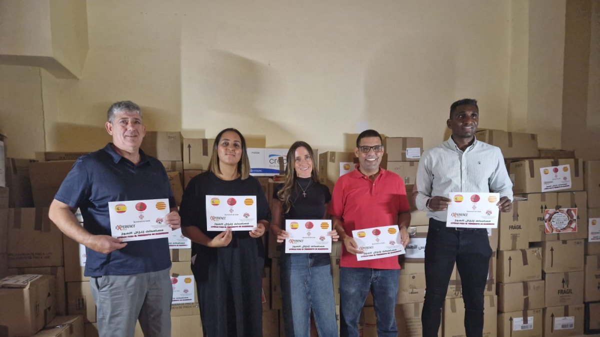 Fotografía de grupo de entidades, Xraids Experience y Paeria con el material recogido para Marruecos. - PAERIA