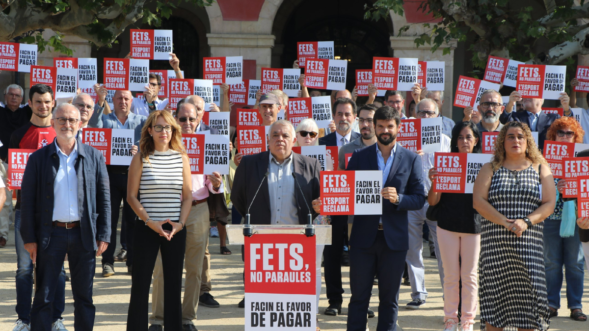 La concentració del col·lectiu esportiu català ahir davant el Parlament.