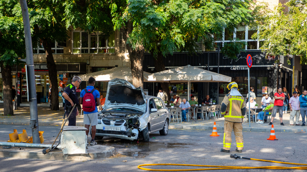 Un cotxe enderroca un semàfor i el radar de l'avinguda Madrid - GERARD HOYAS