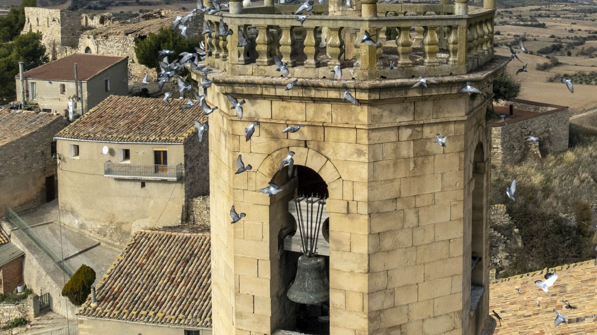 El campanario de Granyena y la campana en desuso. - X.S.