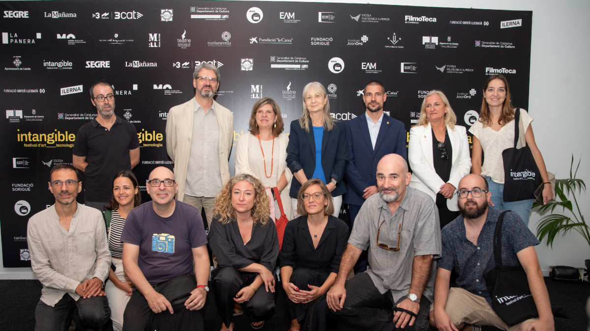 Representants de les institucions, responsables del festival i artistes, ahir en la inauguració. - INTANGIBLE