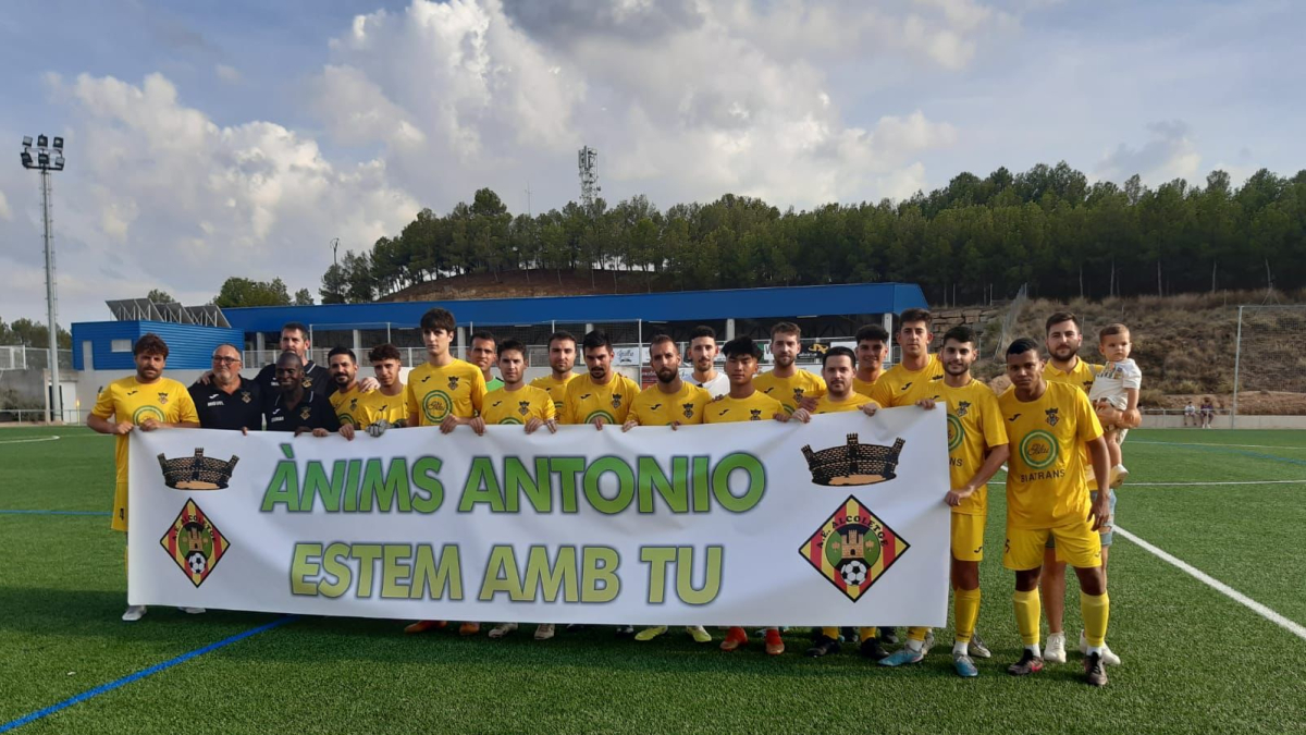 Els seus companys de l’Alcoletge van mostrar una pancarta de suport durant un partit.