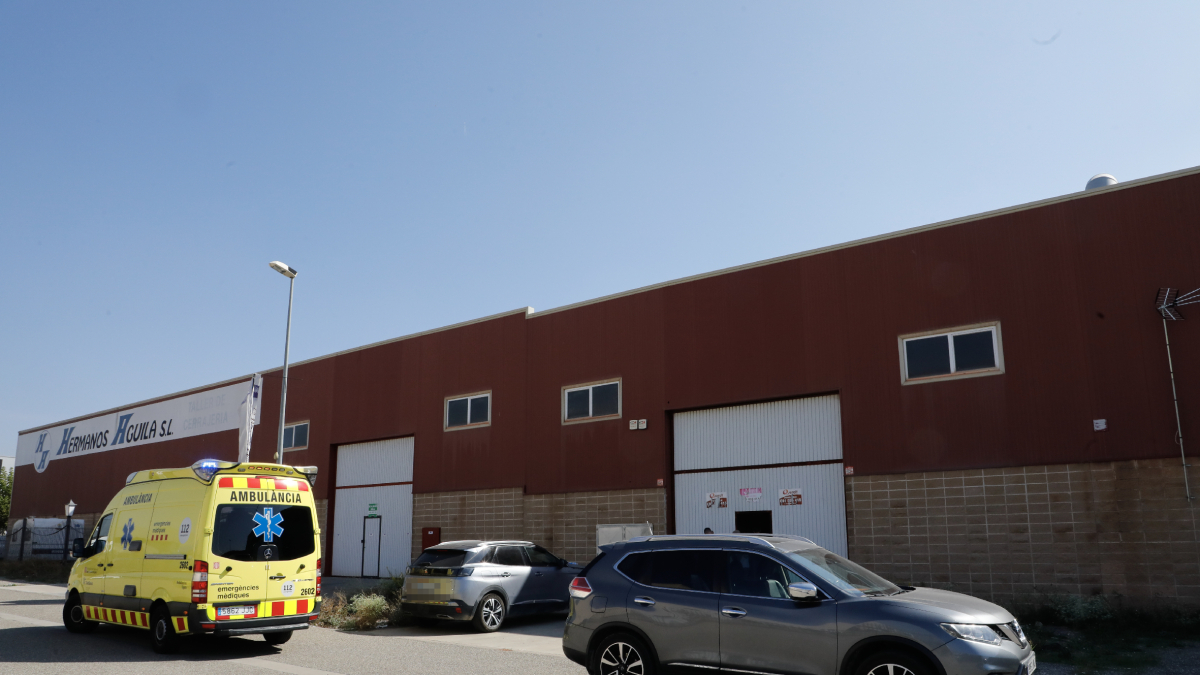 Una ambulància del SEM ahir a la nau on va ser confiscada la macroplantació de marihuana. - AMADO FORROLLA