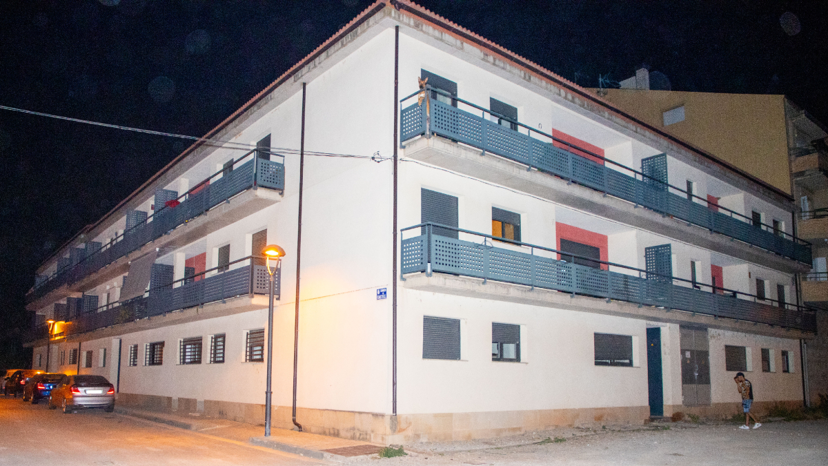 El bloque de viviendas en Ponts donde han cortado los empalmes que daban luz a 34 pisos. - GERARD HOYAS