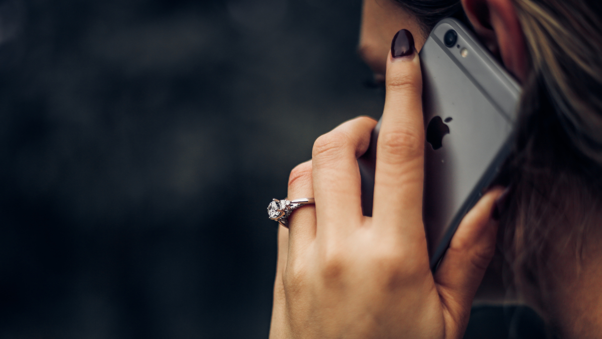Una mujer hablando por teléfono.