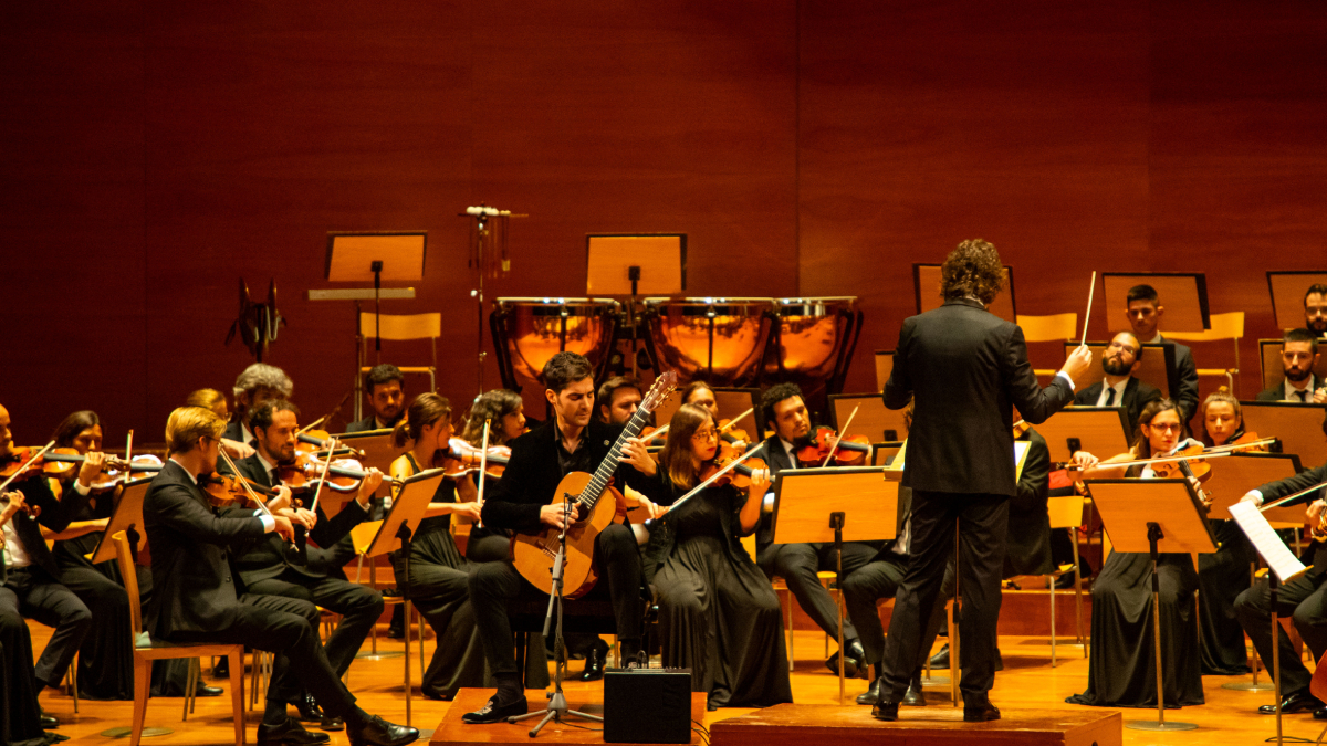 El guitarrista Milos Karadaglic, amb la Franz Schubert Filarmonia. - GERARD HOYAS