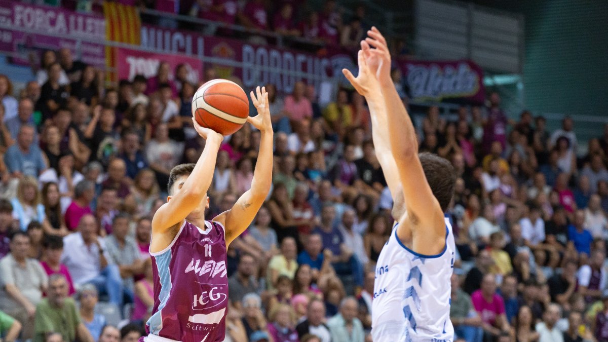 Jaume Lobo llança a cistella davant de la defensa d’un rival. - JAVI ENJUANES