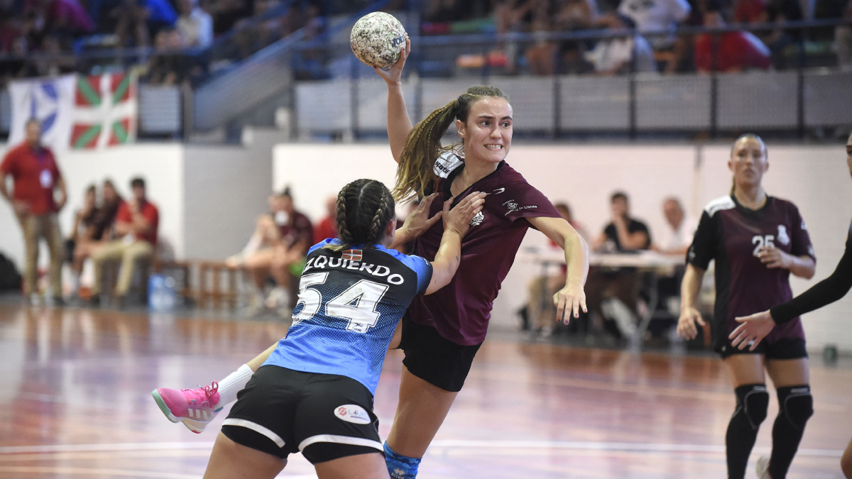Henar Martínez ayer lanzando la pelota ante la oposición rival. - SANTI IGLESIAS