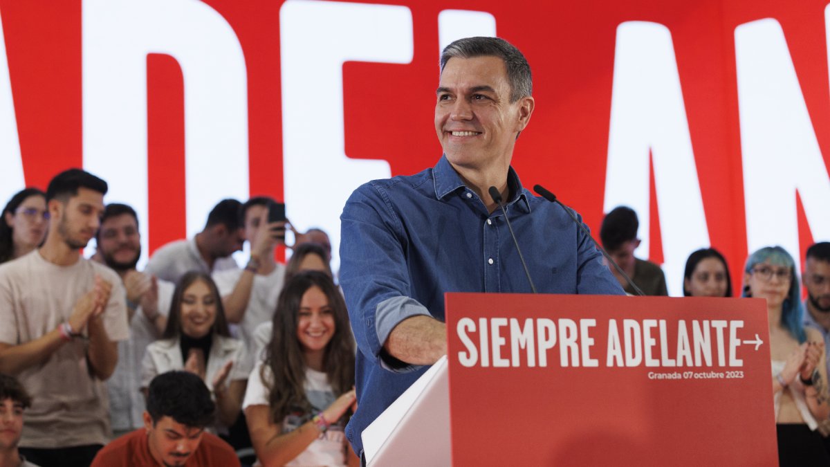 El líder del PSOE, Pedro Sánchez, ahir durant el míting que va fer a Granada. - ÁLEX CÁMARA / EUROPA PRESS