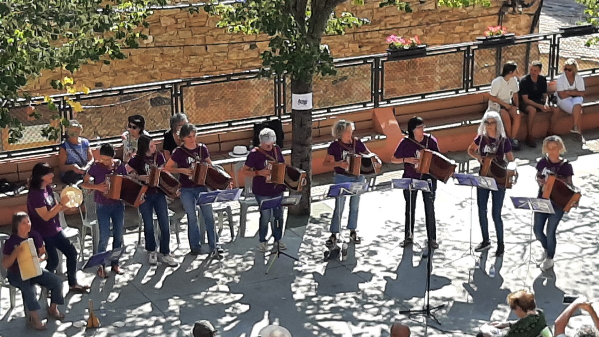 La actuación de grupo musical femenino Diàdona. - A.C.D.N.