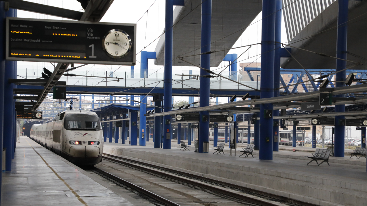 Un tren d’alta velocitat en primer terme i un regional al fons a l’estació de Lleida. - AMADO FORROLLA