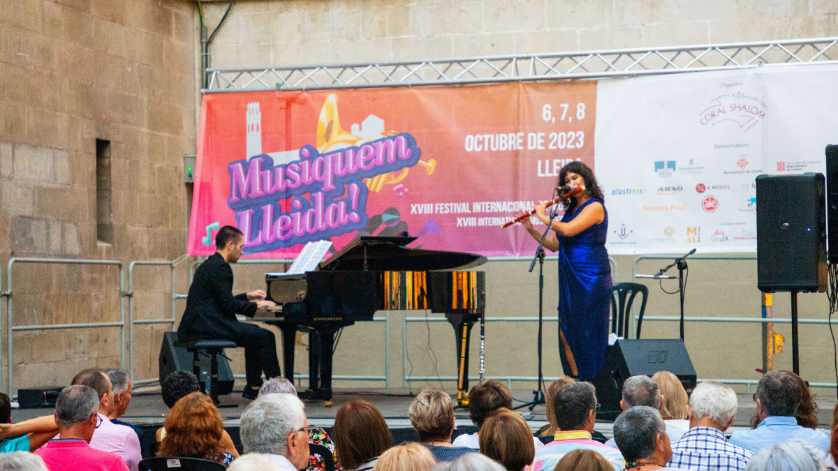 La flautista Lina León, amb el pianista Pau Baiges, a la plaça Paeria. - DEFOTO