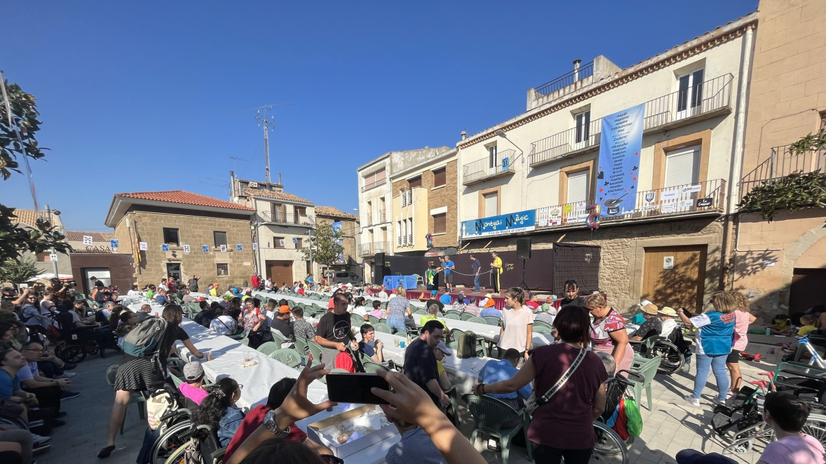 Un dels espectacles de la fira de màgia al carrer de Montgai. - AJUNTAMENT DE MONTGAI