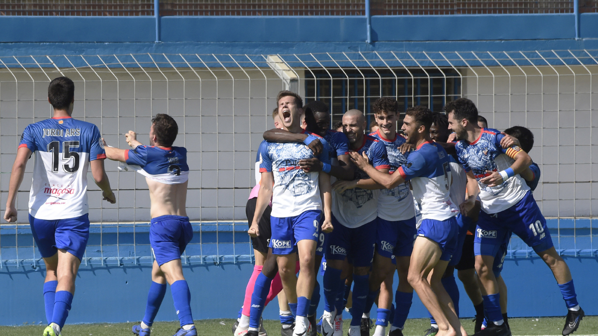 Adri Fernández disputa una pilota amb un defensa del Castelldefels. - SANTI IGLESIAS