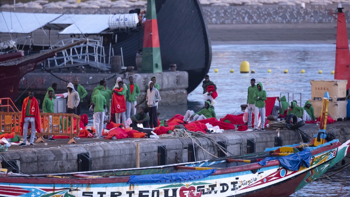 Un dels cayucos que ahir van arribar a Tenerife. - EFE/MIGUEL BARRETO