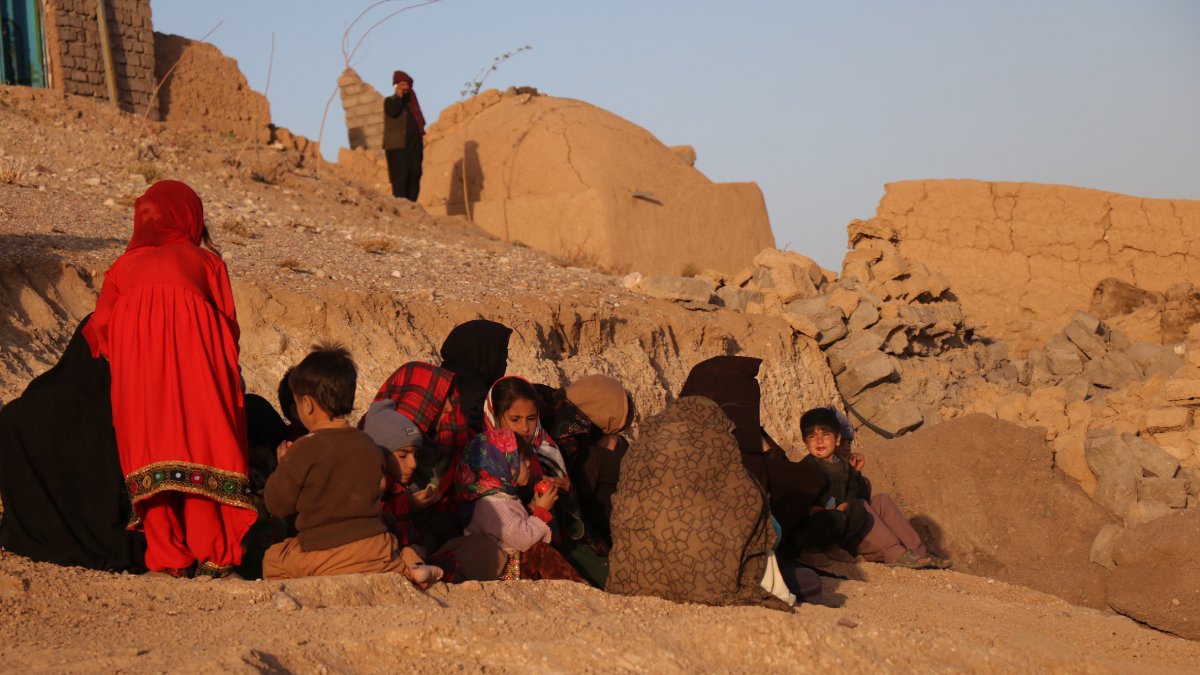 Famílies afectades pel terratrèmol esperen l’arribada d’ajuda a la província afganesa d’Herat. - EFE