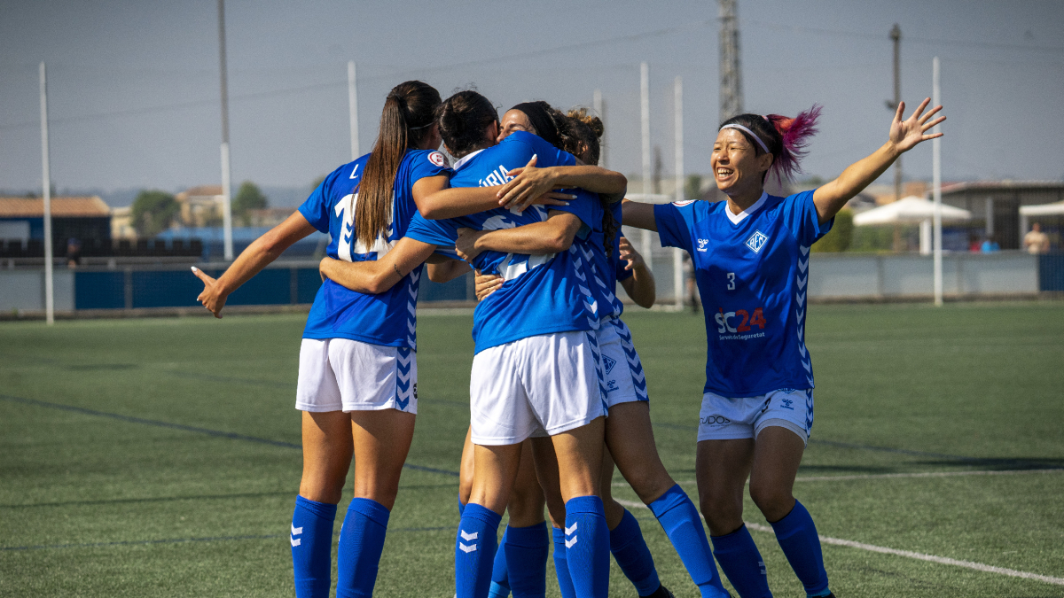 Les jugadores de l’AEM celebren el gol de l’empat en el primer tram de la segona meitat. - PAU PASCUAL