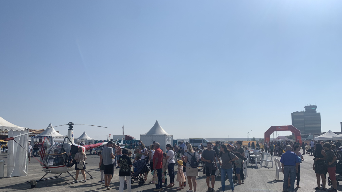 Cientos de familias y visitantes más especializados, ayer en el aeropuerto de Alguaire. - MARC CARBONELL