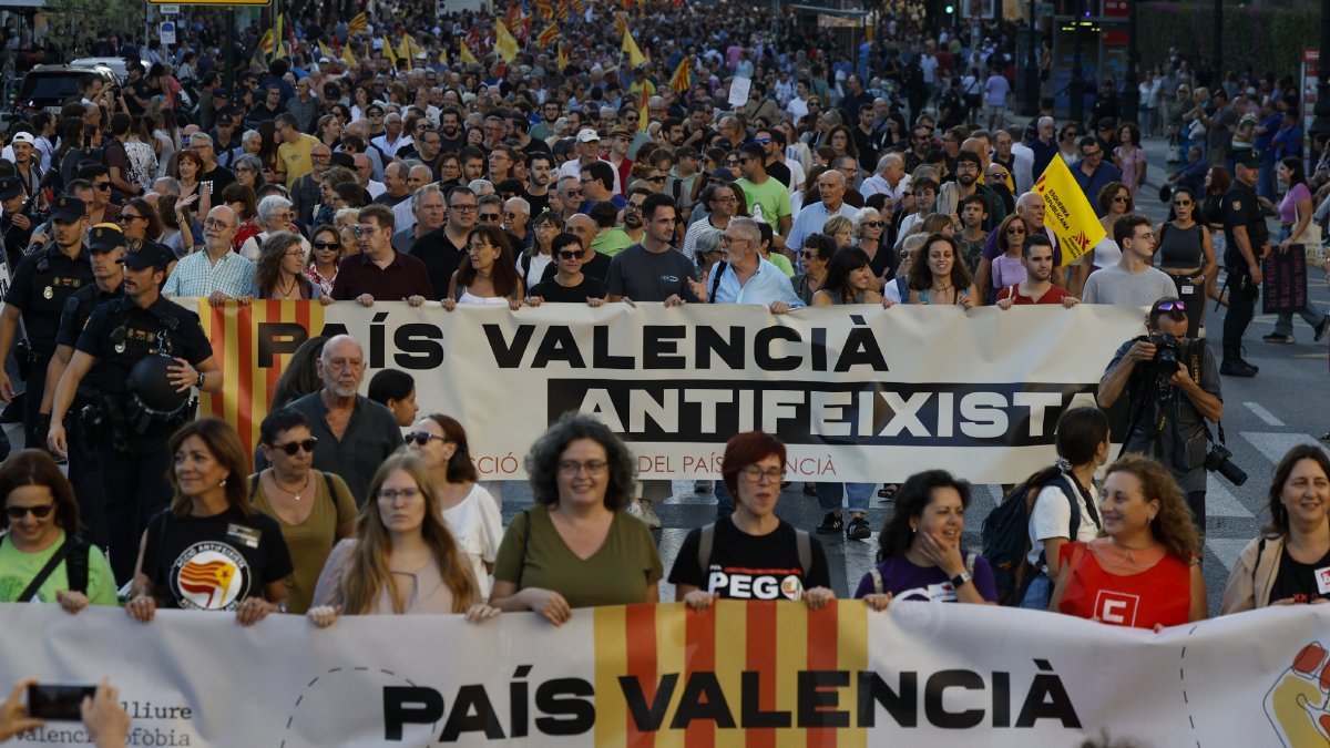 Un momento de la manifestación en València contra el anticatalanismo y el avance de la ultraderecha. - EFE