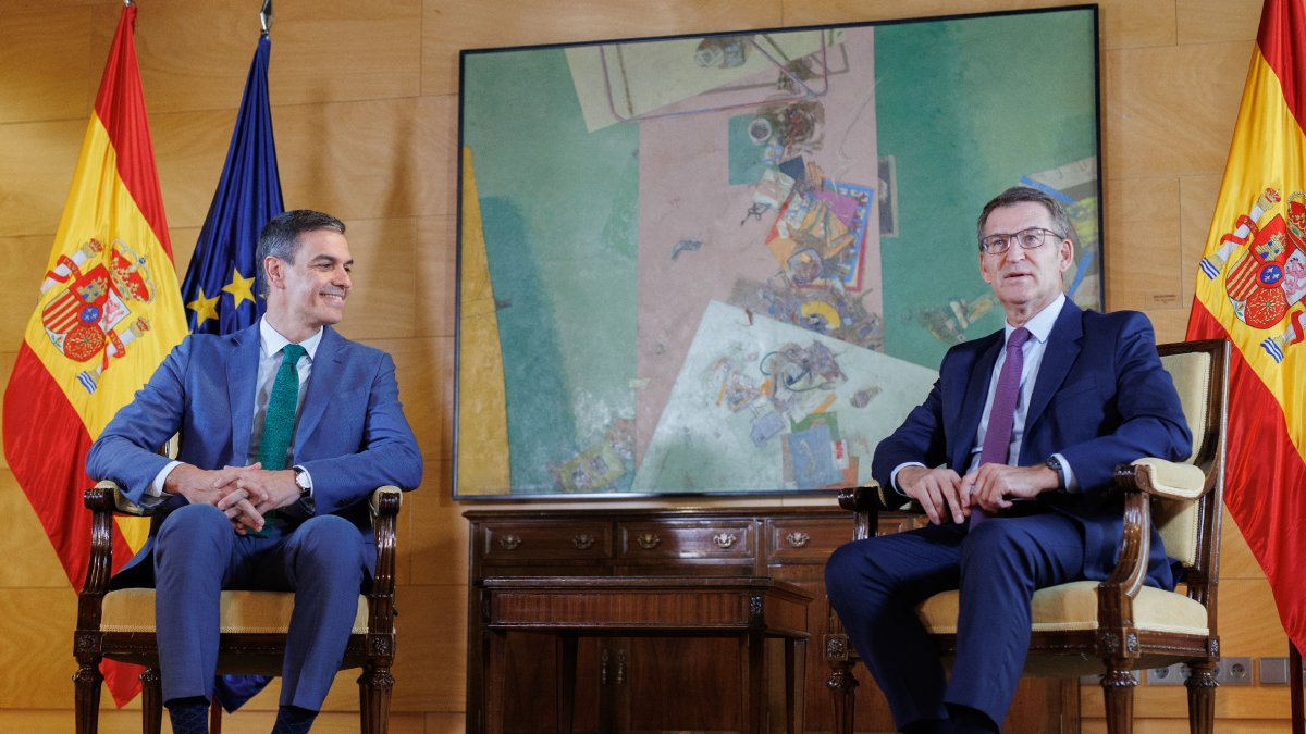 Sánchez i Feijóo durant la reunió que van mantenir ahir en el Congrés. - EUROPA PRESS