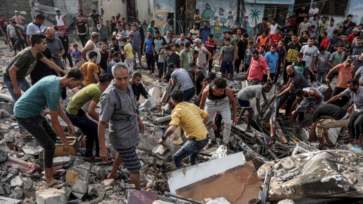 Palestins busquen supervivents entre la runa en un edifici derruït a la Franja de Gaza. - EFE