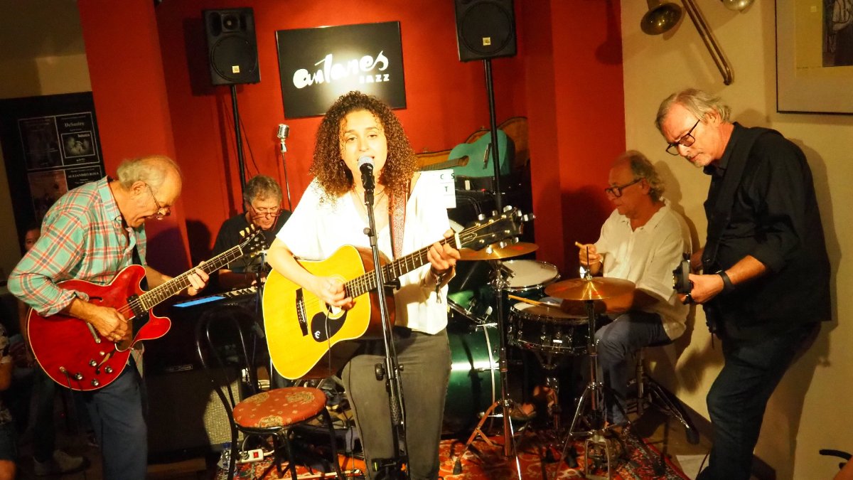 Actuación del grupo leridano Scòpics en el pub Antares. - J.C.