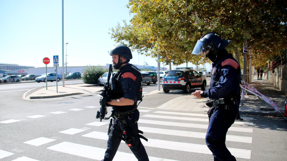 Agents armats dels Mossos prop del lloc on ha tingut lloc el tiroteig al barri tarragoní de Campclar.