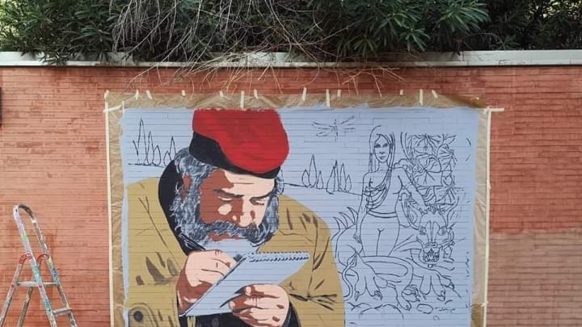 Oriol Arumí pinta un mural dedicado a Gort frente al Cafè del Teatre.