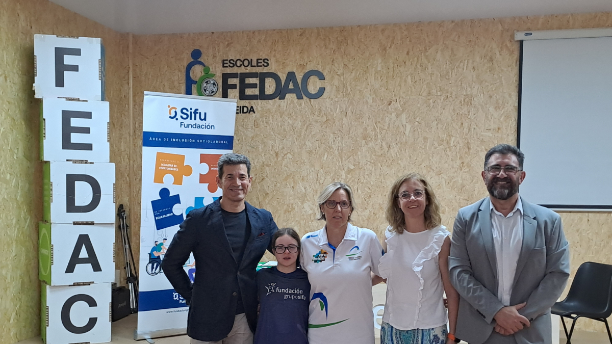 Àngela Mora junto a Cristian Rovira, presidente de la Fundación SIFU, su entrenadora y sus padres.
