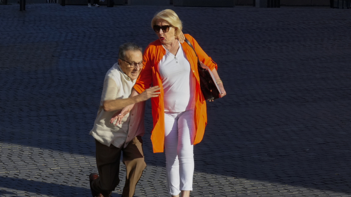 Negreira cayó al suelo ante el Instituto de Medicina Legal. - EFE