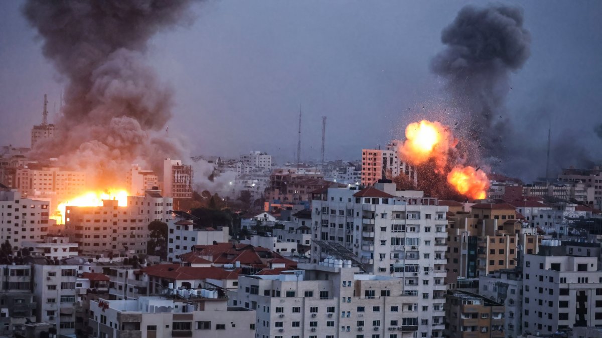 Columnas de humo tras varios bombardeos de Israel contra la Franja de Gaza. - EUROPA PRESS / CONTACTO / AHMED ZAKOT