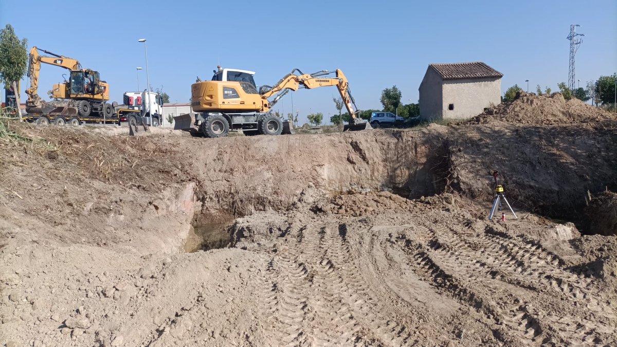 Las obras de la arqueta en la zona del campo de fútbol. - AYUNTAMIENTO DE GOLMÉS