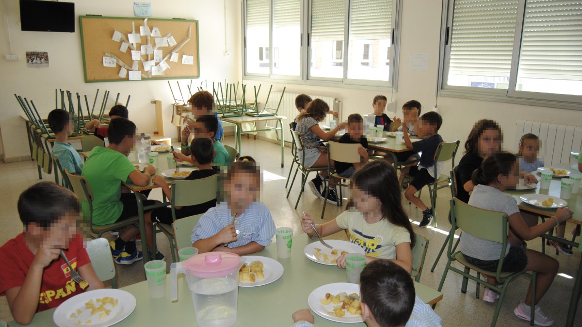 Alumnos del centro en el comedor escolar. - E. FARNELL