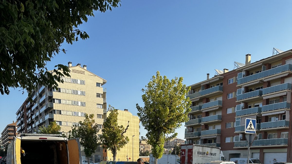 Los operarios han iniciado ya la instalación de las bandas en una de las entradas a la capital. - PAERIA DE BALAGUER