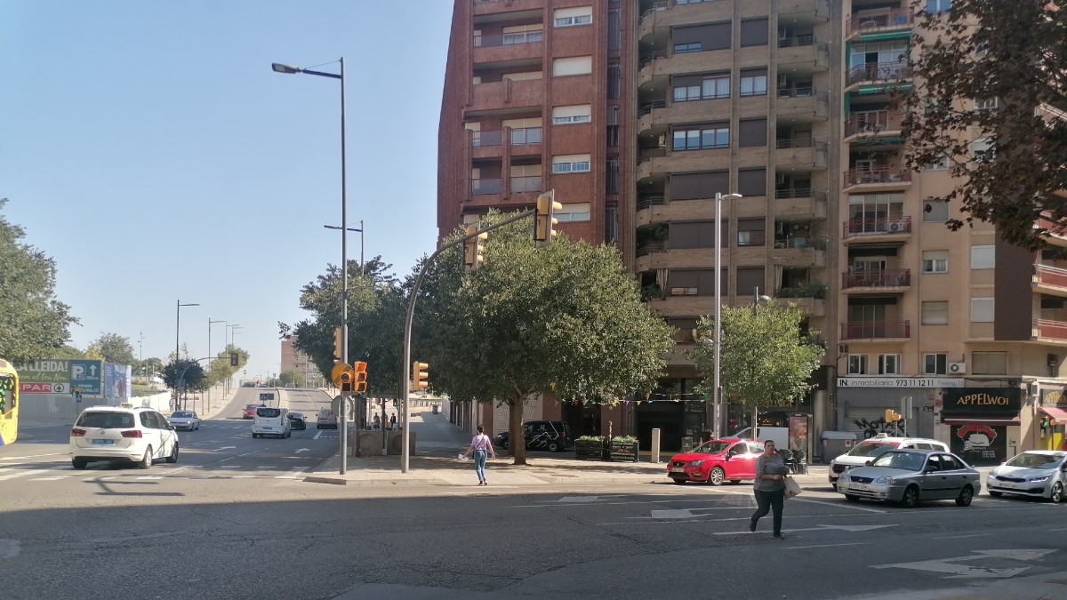 Peatones cruzando mal por la zona donde estará el paso de cebra. - S.E.