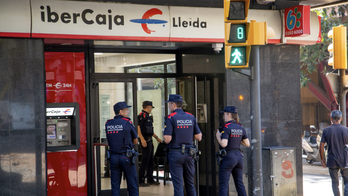 L’atracament es va produir dilluns cap a les 10.20 hores. Detall del lladre captat per les càmeres. - JORDI ECHEVARRIA