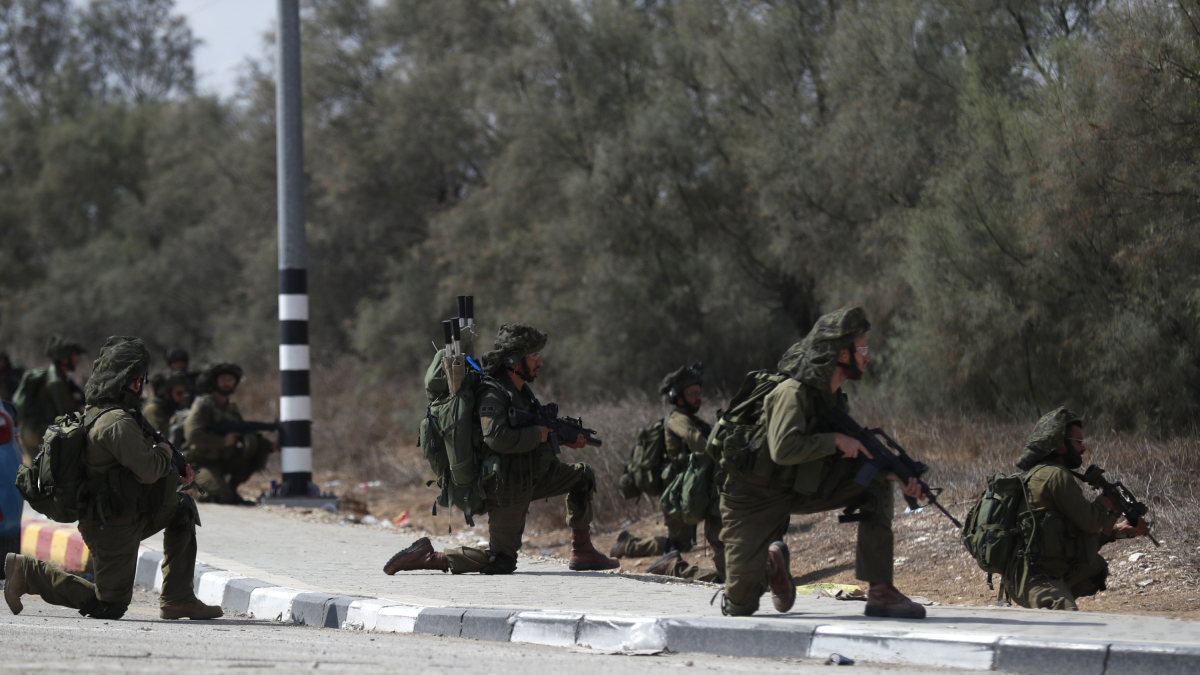 Soldados israelíes toman posiciones cerca del kubutz de Kfar Aza, en la frontera con Gaza, el pasado 10 de octubre.