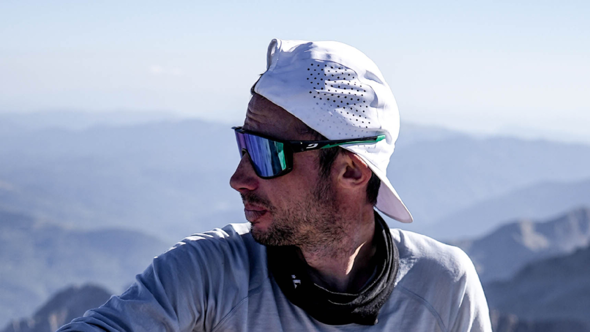 Kilian Jornet, reposant forces al cim del Posets. - DAVID ARIÑO / NNORMAL